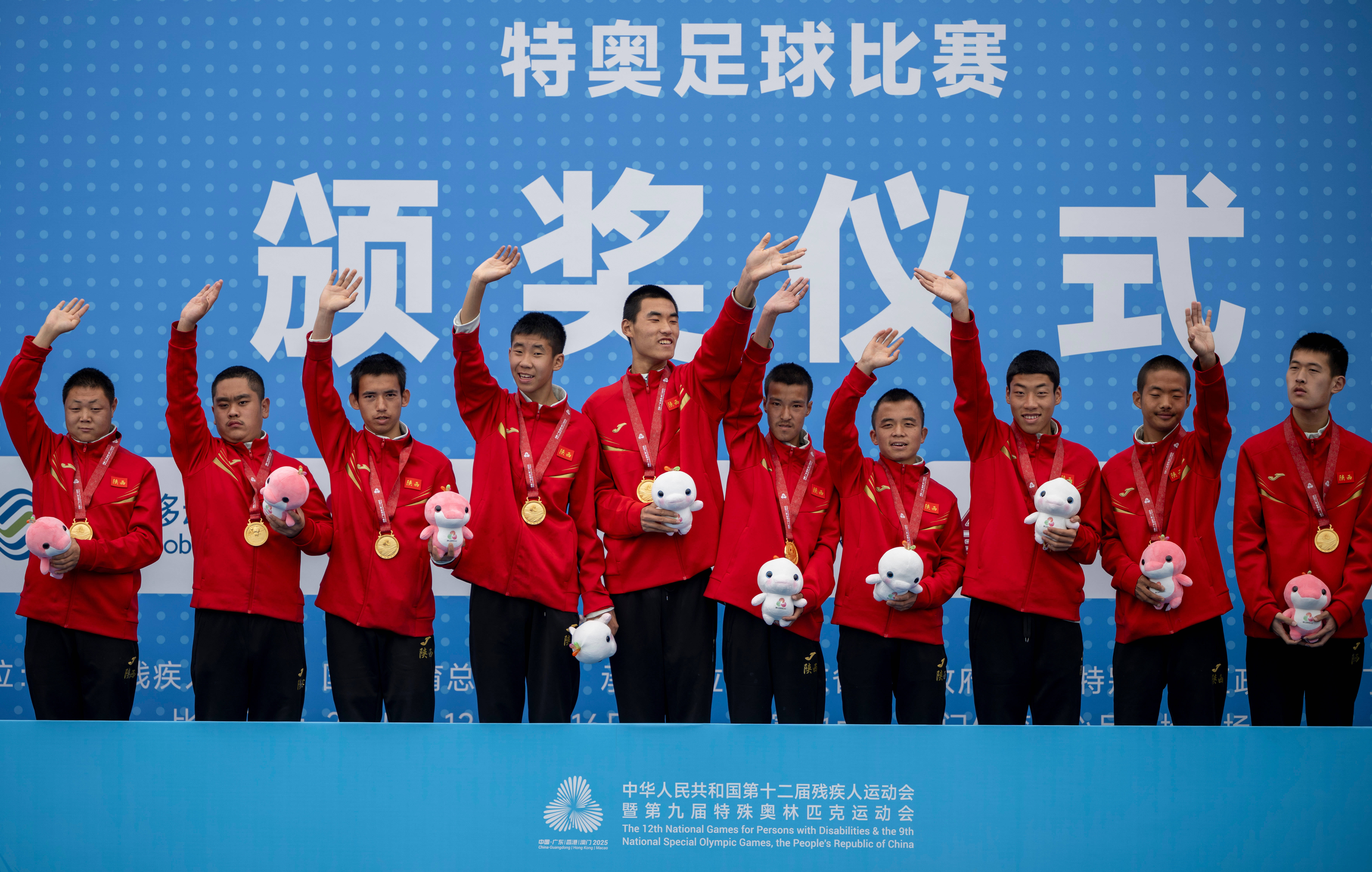 （体育） 全国残特奥会——特奥足球项目颁奖仪式举行