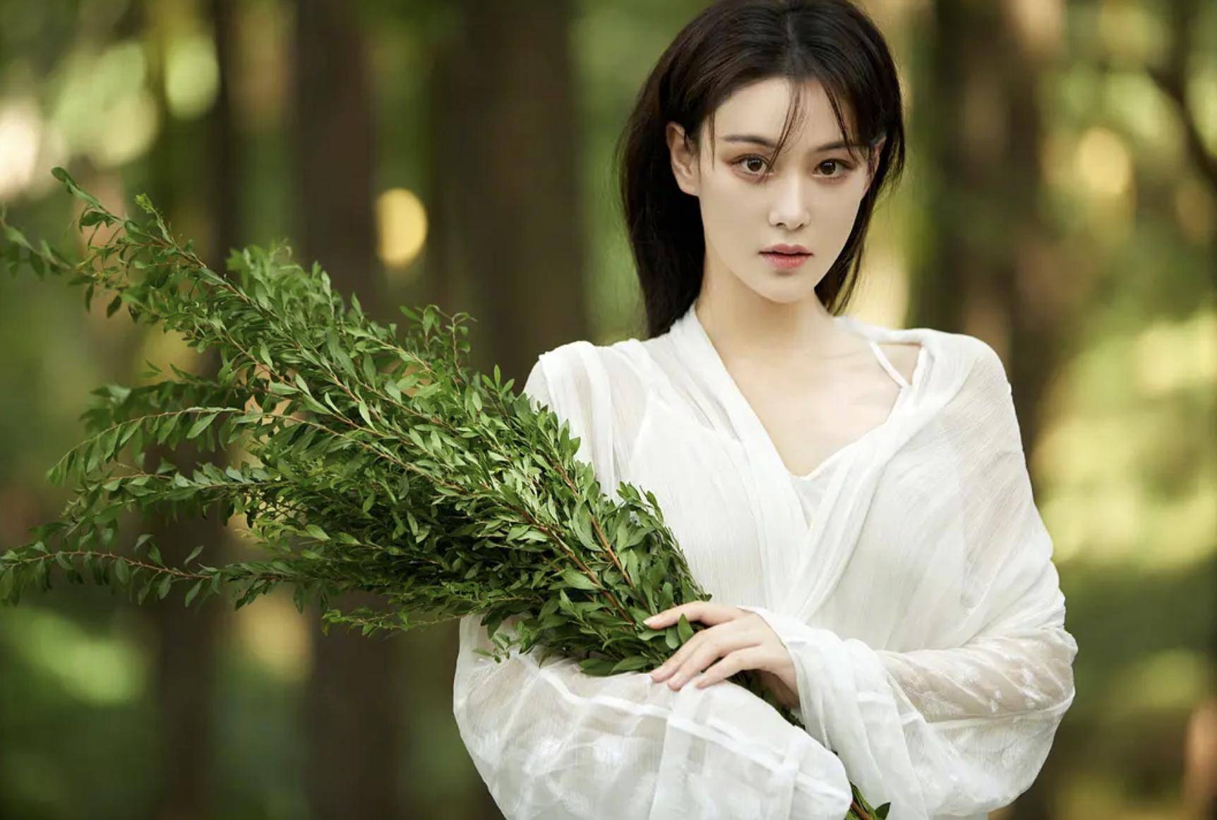 “足球宝贝”张馨予：大黑牛送的一块石头，让她成了全网的笑话