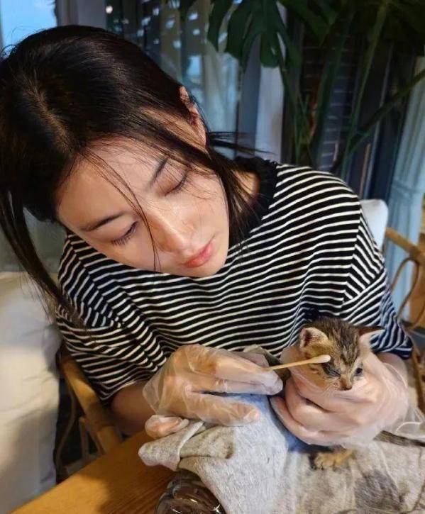 “足球宝贝”张馨予：大黑牛送的一块石头，让她成了全网的笑话