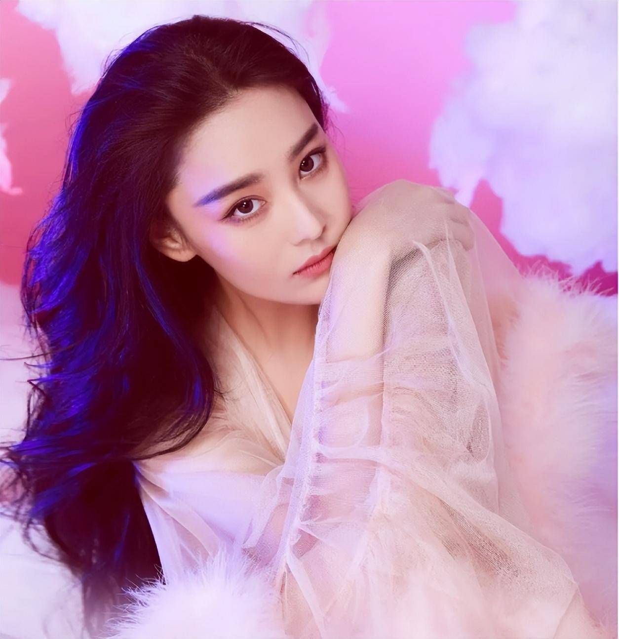 “足球宝贝”张馨予：大黑牛送的一块石头，让她成了全网的笑话