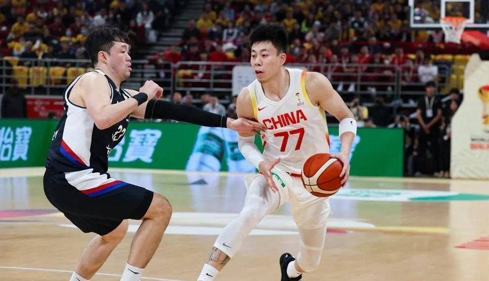 世界杯预选赛，中国男篮客场复仇韩国，胡明轩替补周琦首发