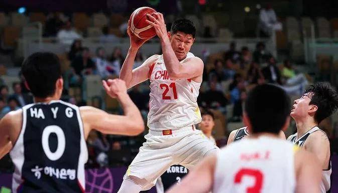 世界杯预选赛，中国男篮客场复仇韩国，胡明轩替补周琦首发