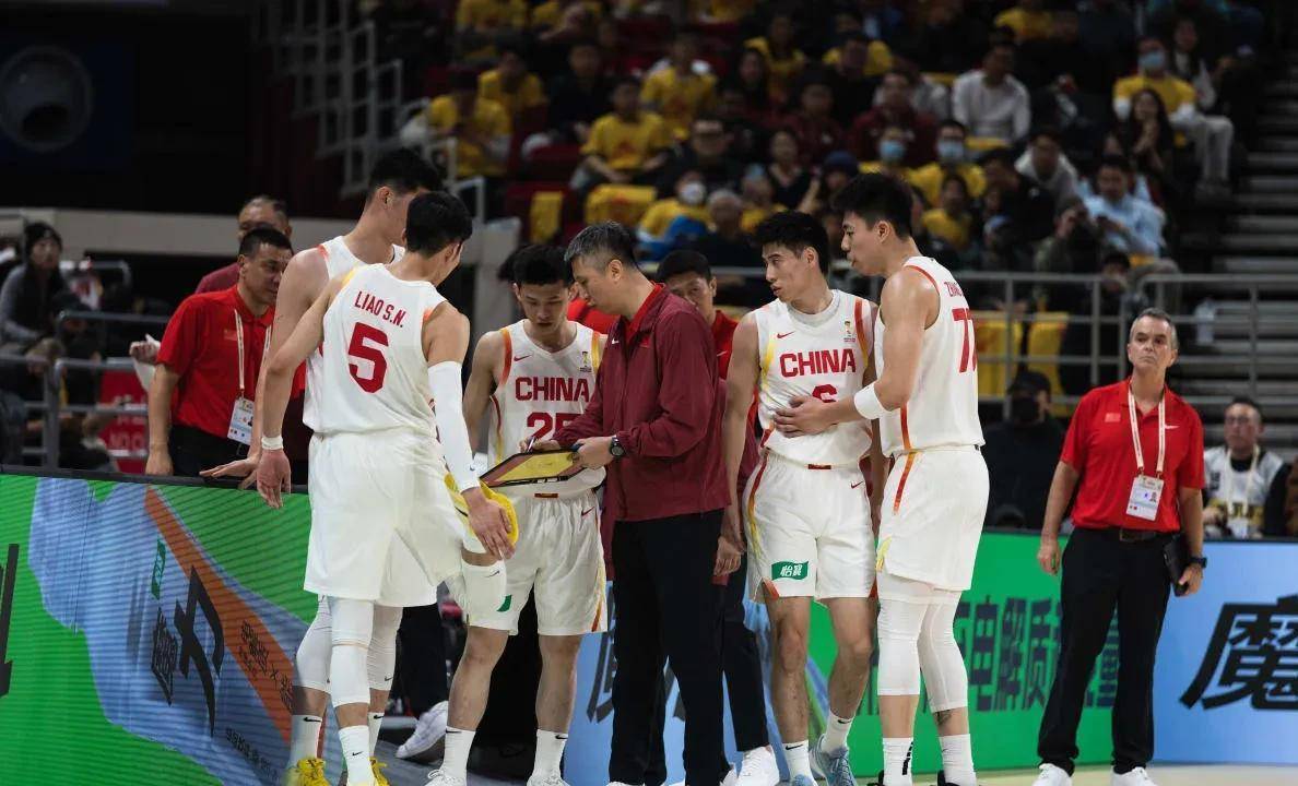 世界杯预选赛，中国男篮客场复仇韩国，胡明轩替补周琦首发