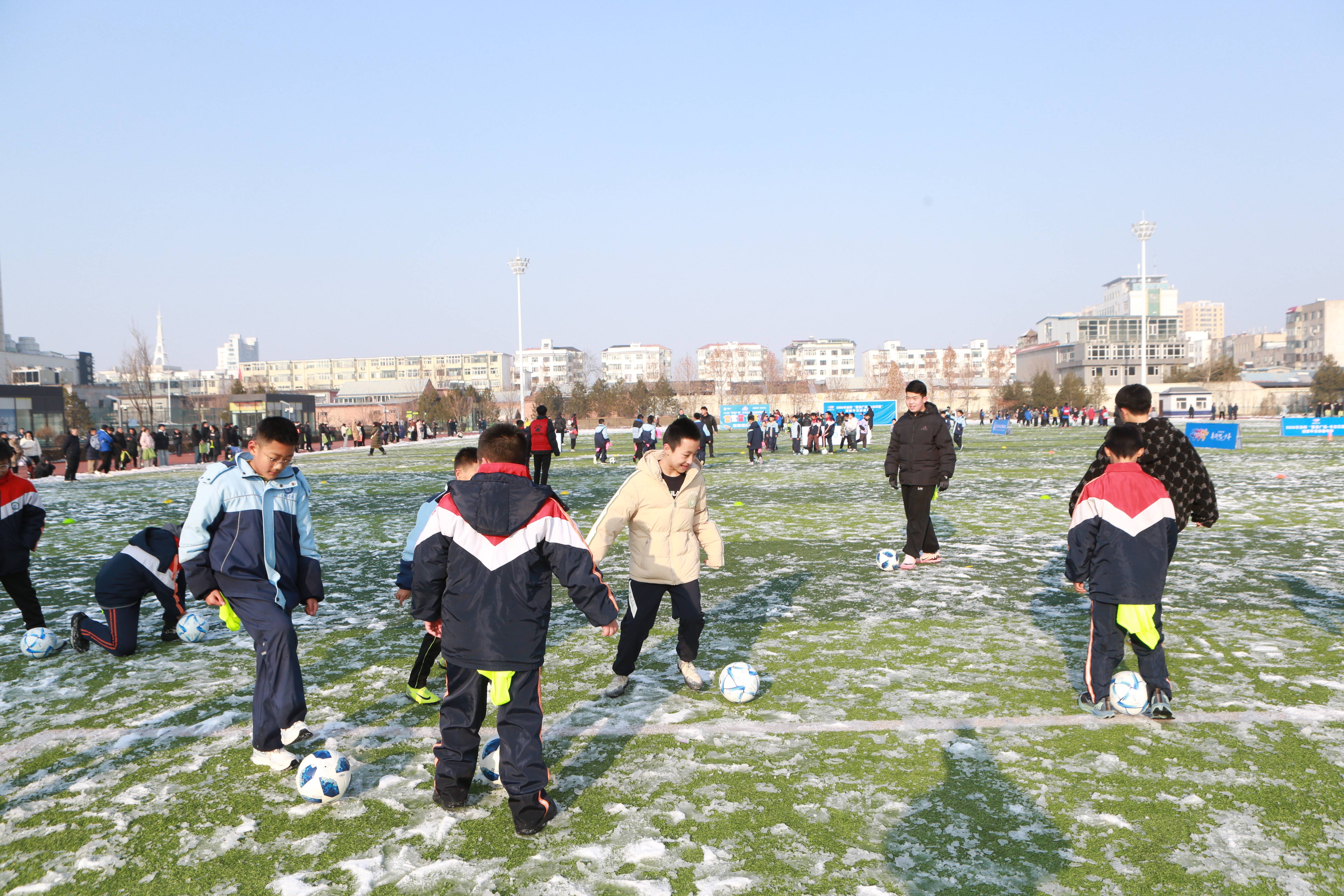 2026迎新年"奔跑吧少年"长治市青少年足球嘉年华公益活动在体育公园举行