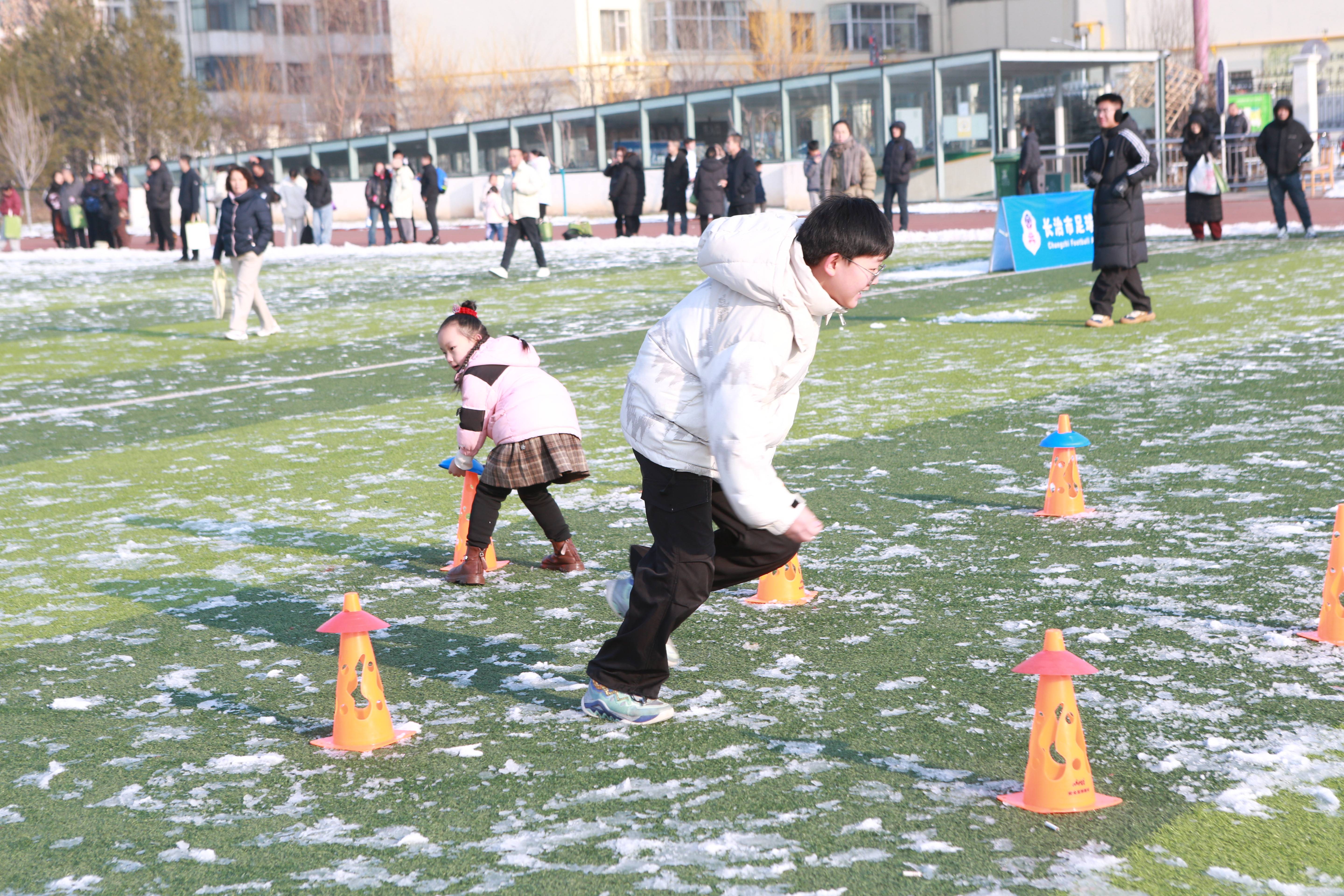 2026迎新年"奔跑吧少年"长治市青少年足球嘉年华公益活动在体育公园举行
