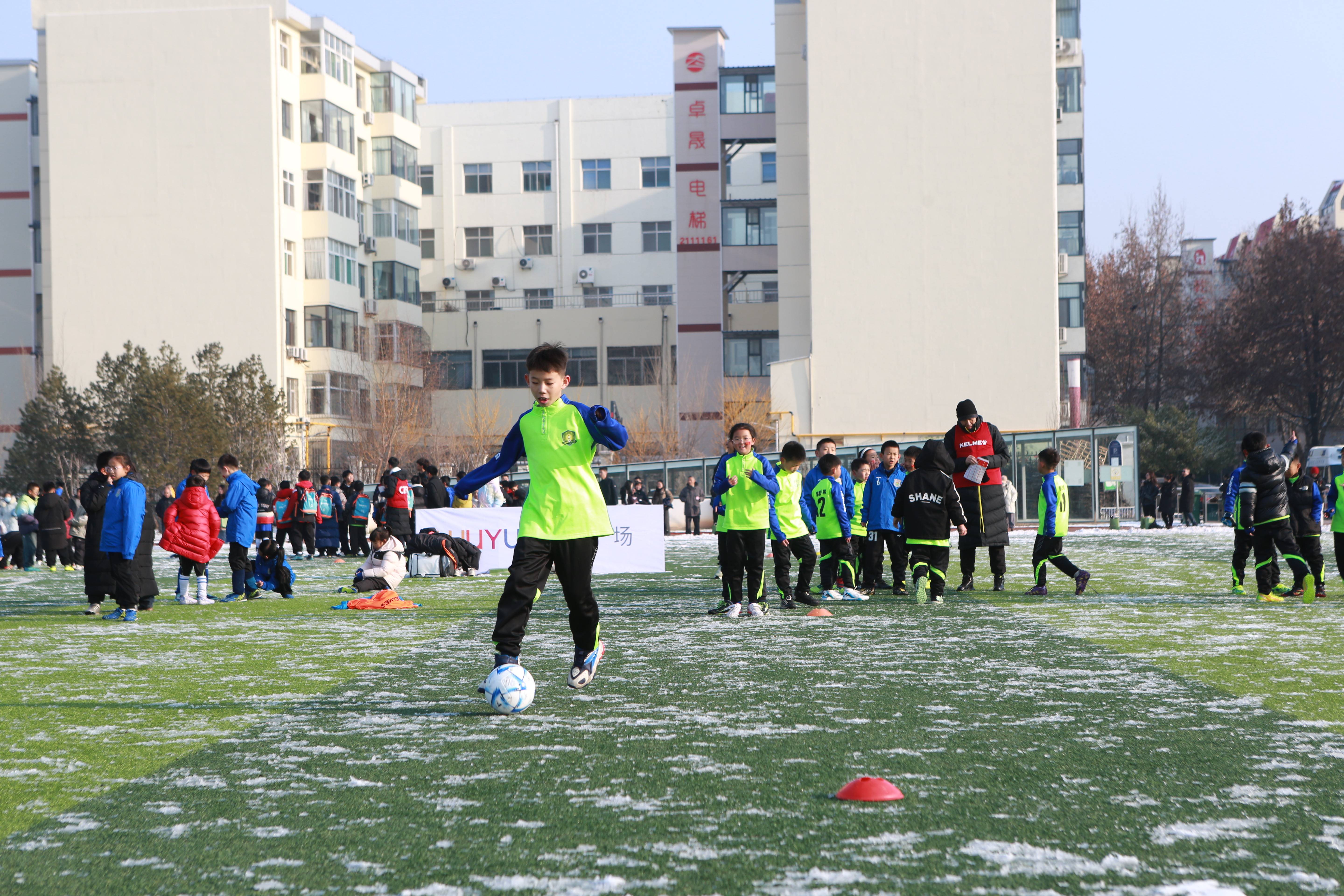 2026迎新年"奔跑吧少年"长治市青少年足球嘉年华公益活动在体育公园举行
