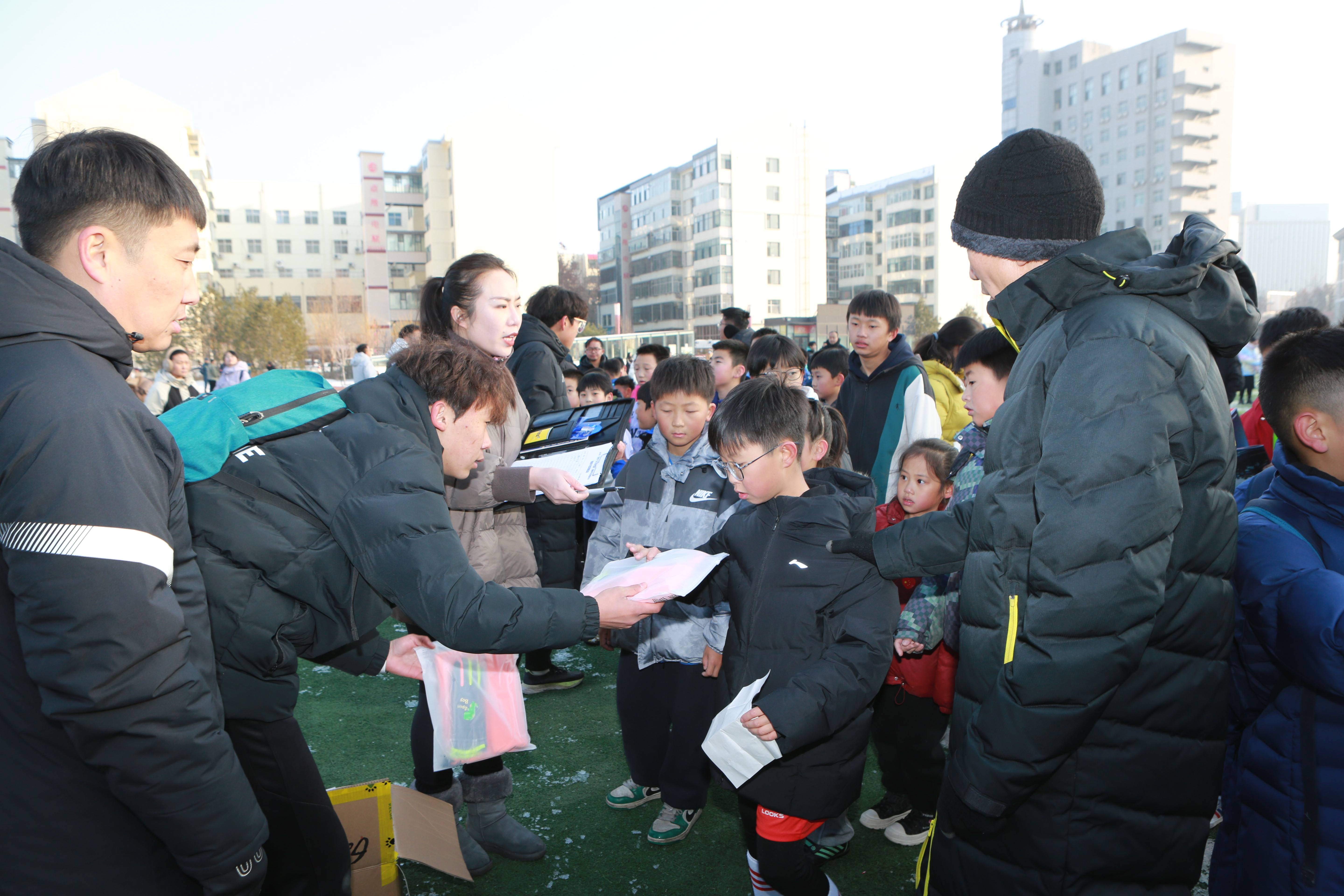 2026迎新年"奔跑吧少年"长治市青少年足球嘉年华公益活动在体育公园举行