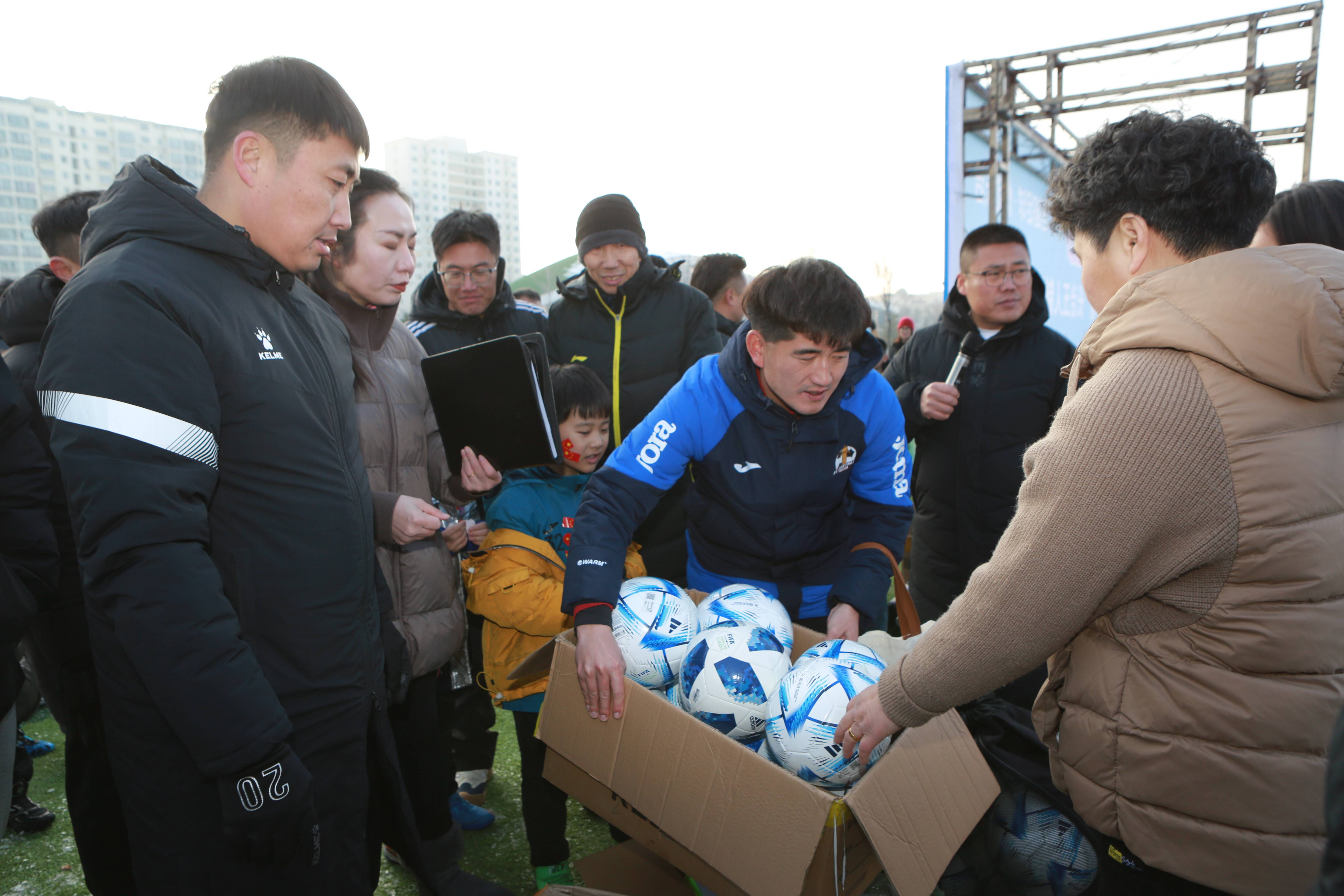 2026迎新年"奔跑吧少年"长治市青少年足球嘉年华公益活动在体育公园举行