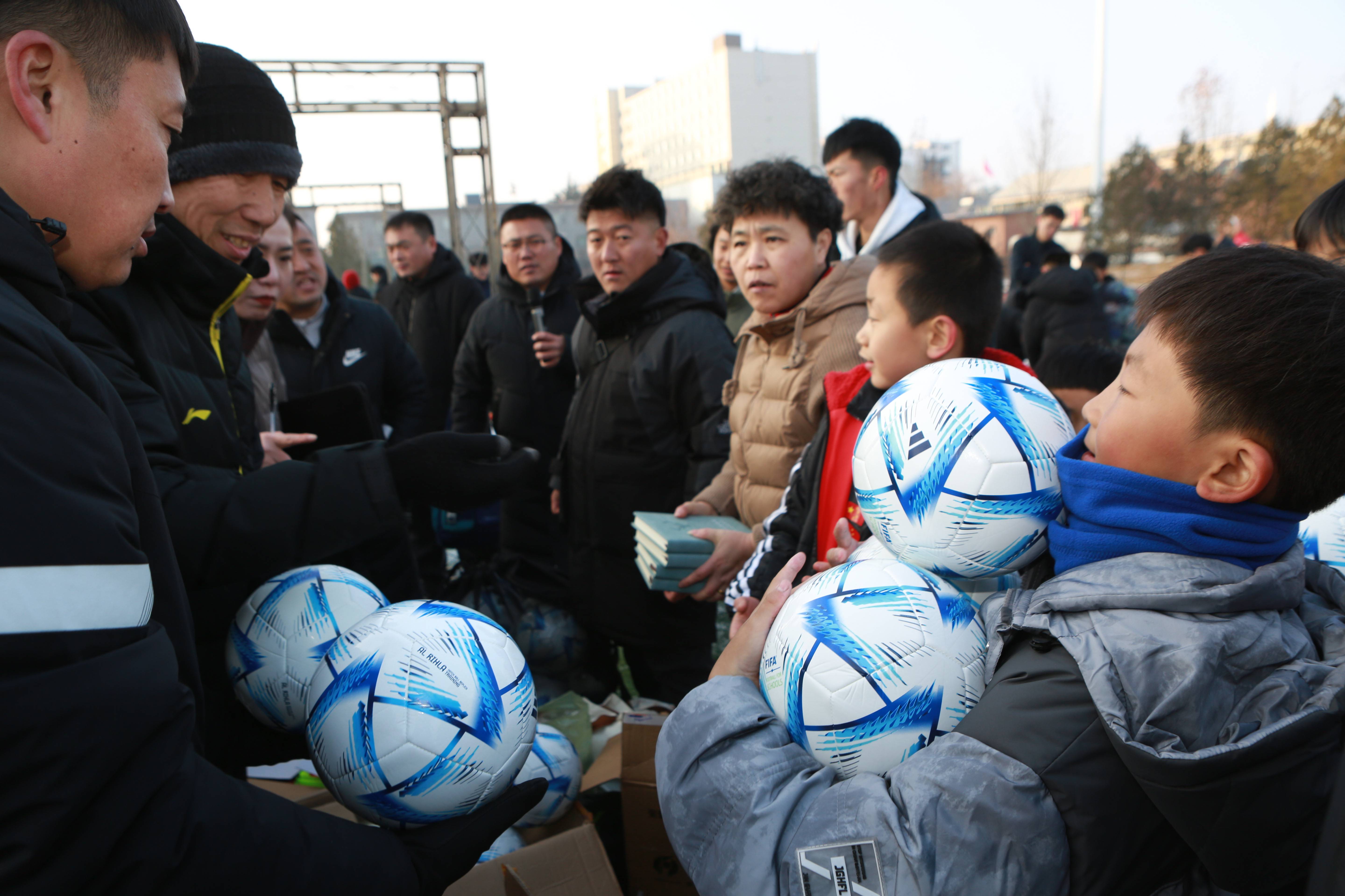 2026迎新年"奔跑吧少年"长治市青少年足球嘉年华公益活动在体育公园举行