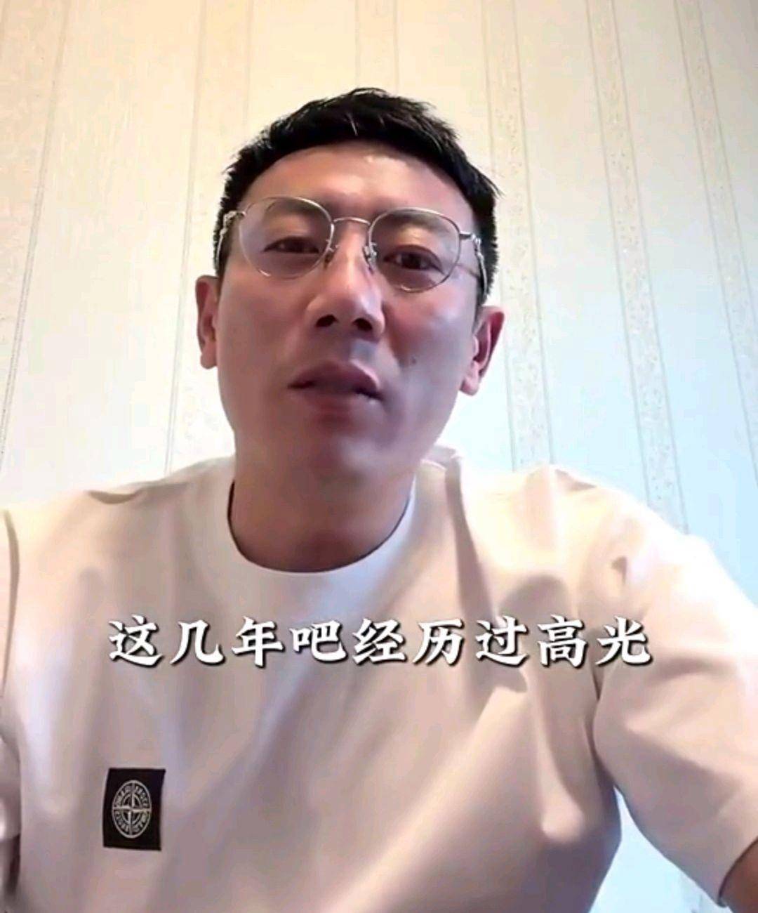 争议再起！39岁秦升刑满释放开抖音晒“恶人”名场面聊足球引怒怼