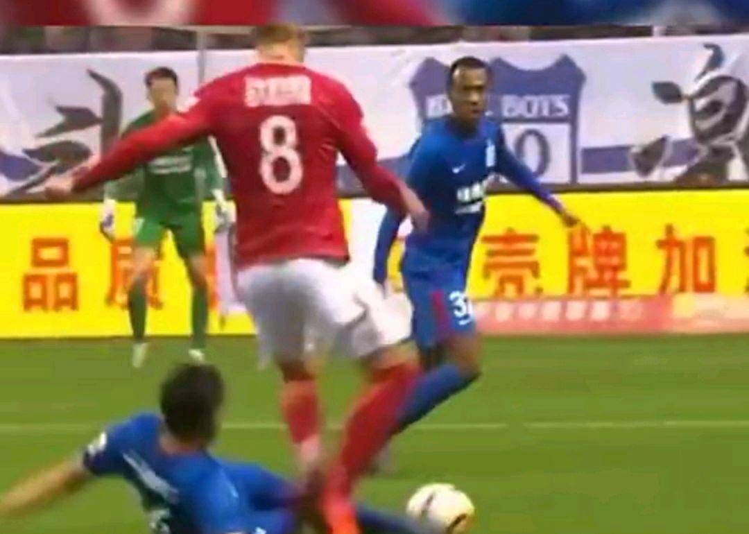 争议再起！39岁秦升刑满释放开抖音晒“恶人”名场面聊足球引怒怼