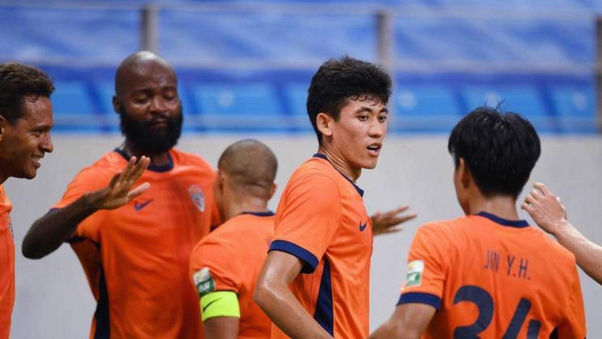 青岛海牛足球俱乐部副总经理冯文静今日在抖音发文，疑似回应海牛队被足协罚款80万和扣联赛7分处罚，表达球队态度和未来打算