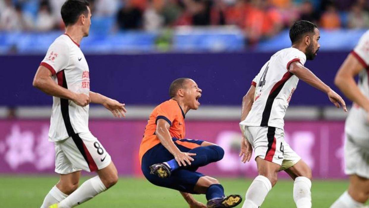 青岛海牛足球俱乐部副总经理冯文静今日在抖音发文，疑似回应海牛队被足协罚款80万和扣联赛7分处罚，表达球队态度和未来打算