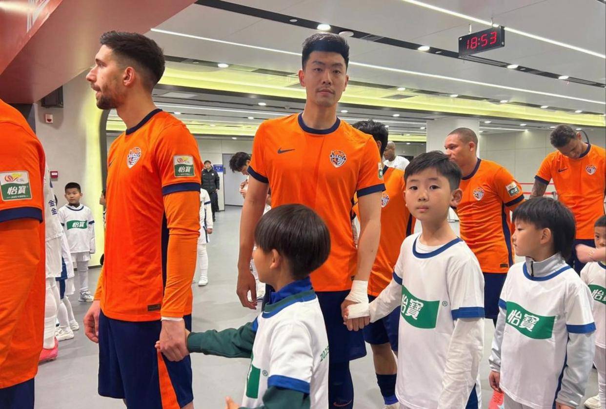 青岛海牛足球俱乐部副总经理冯文静今日在抖音发文，疑似回应海牛队被足协罚款80万和扣联赛7分处罚，表达球队态度和未来打算