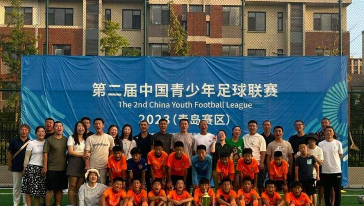 青岛海牛足球俱乐部副总经理冯文静今日在抖音发文，疑似回应海牛队被足协罚款80万和扣联赛7分处罚，表达球队态度和未来打算