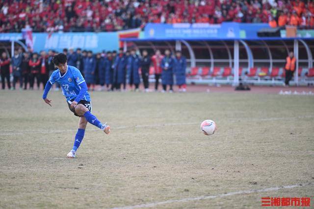 “惊世倒钩”入选“央视十佳球”，永州队张涛回应：灵光乍现，小时候踢球要看《天下足球》并写观后感