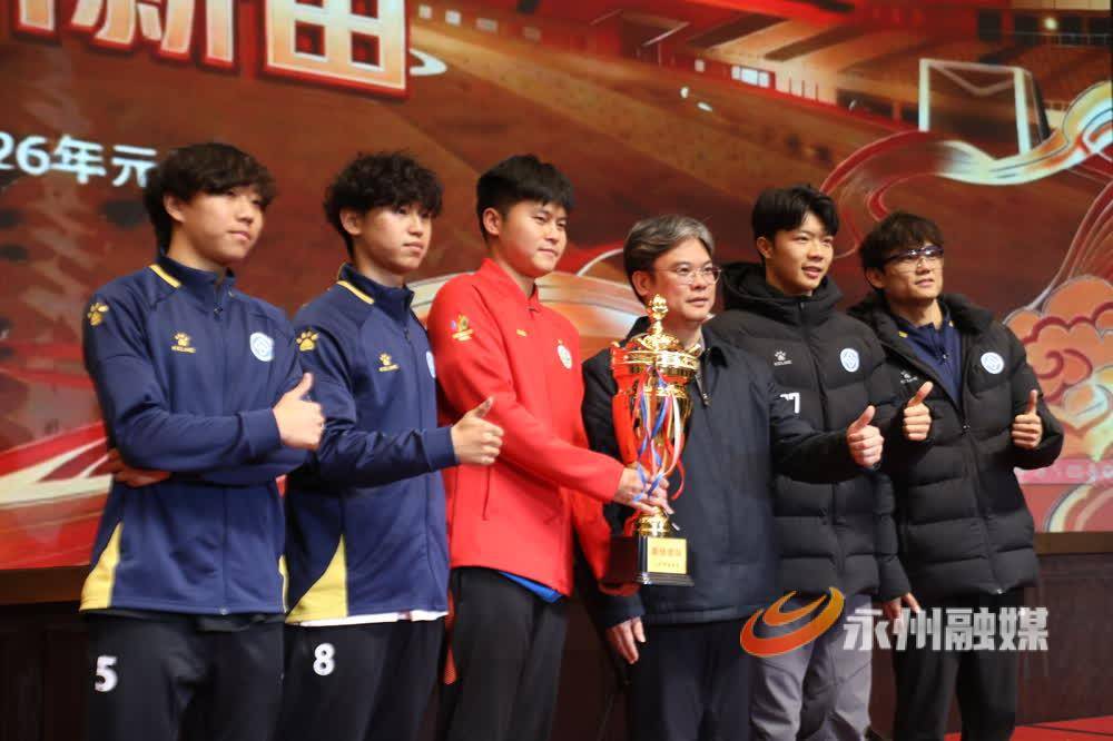 以球为媒聚情谊 中南大学足球队来新田开展足球交流活动