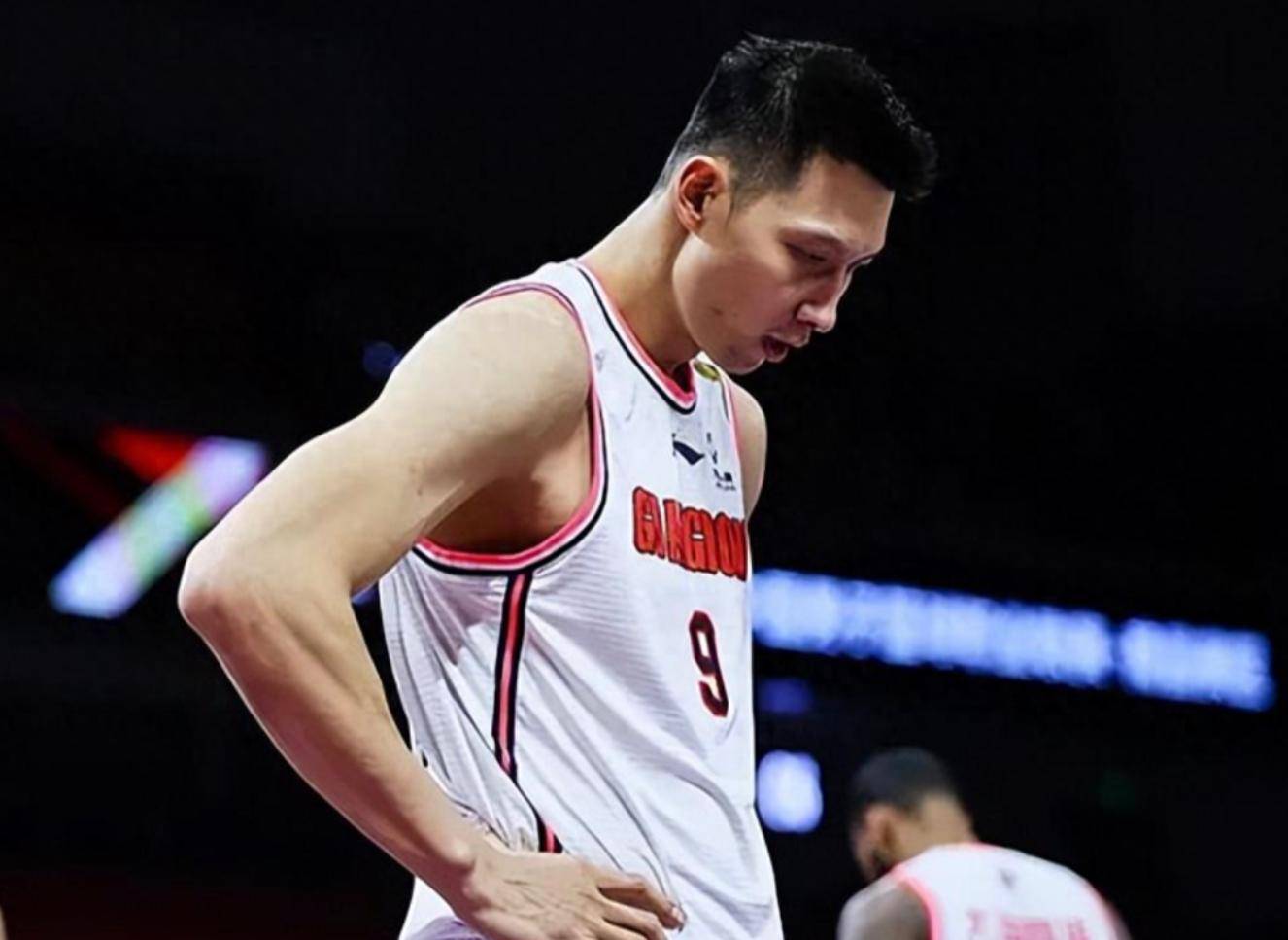 易建联：27岁娶巴西足球宝贝，36岁退役，生两儿子成人生赢家