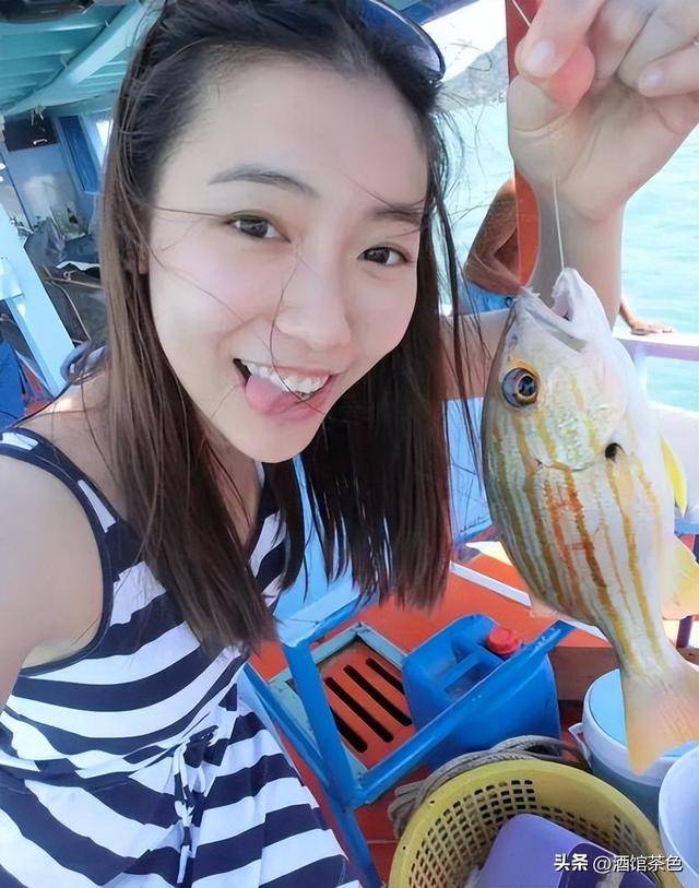 原来易建联老婆是她，美女模特是足球宝贝，36岁生俩娃身材依然好