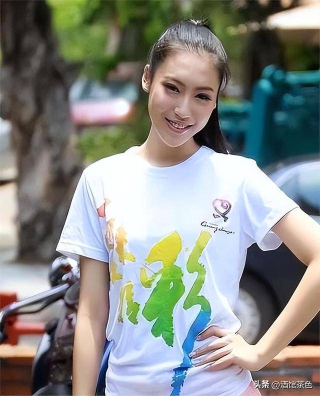 原来易建联老婆是她，美女模特是足球宝贝，36岁生俩娃身材依然好