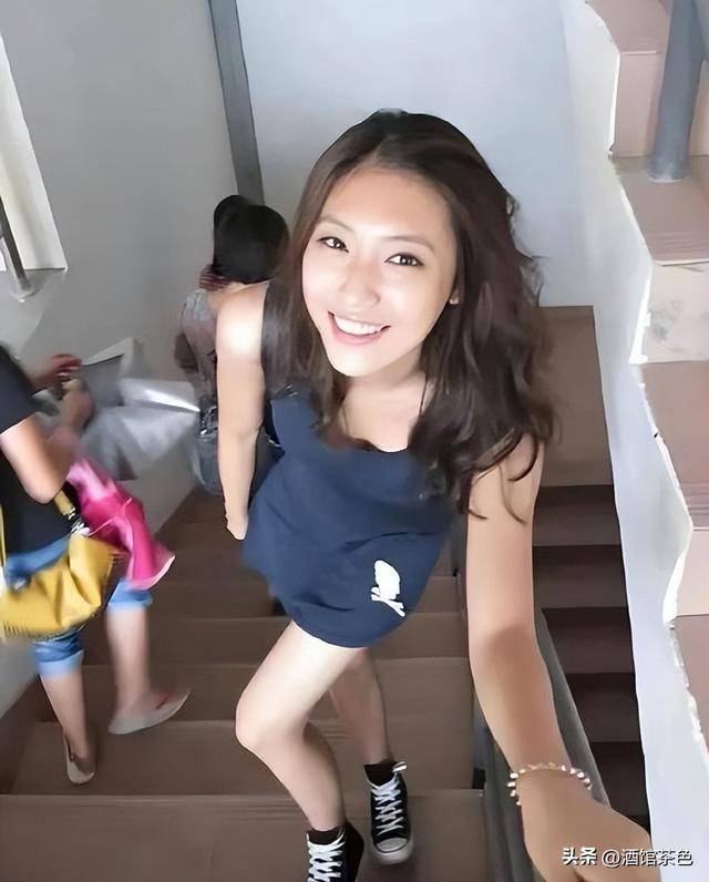 原来易建联老婆是她，美女模特是足球宝贝，36岁生俩娃身材依然好