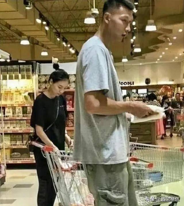 原来易建联老婆是她，美女模特是足球宝贝，36岁生俩娃身材依然好