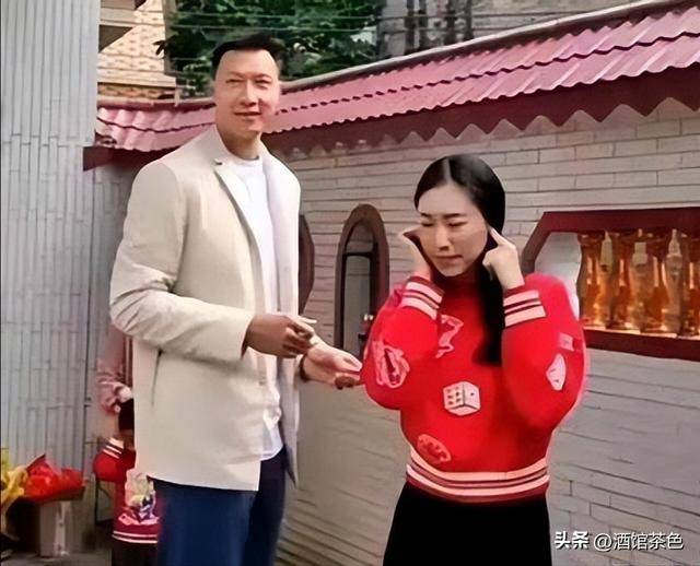 原来易建联老婆是她，美女模特是足球宝贝，36岁生俩娃身材依然好