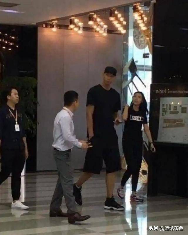 原来易建联老婆是她，美女模特是足球宝贝，36岁生俩娃身材依然好