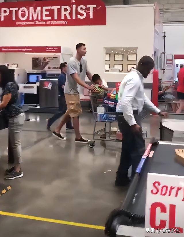 原来易建联老婆是她，美女模特是足球宝贝，36岁生俩娃身材依然好