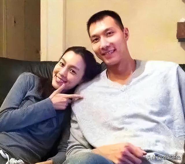 原来易建联老婆是她，美女模特是足球宝贝，36岁生俩娃身材依然好