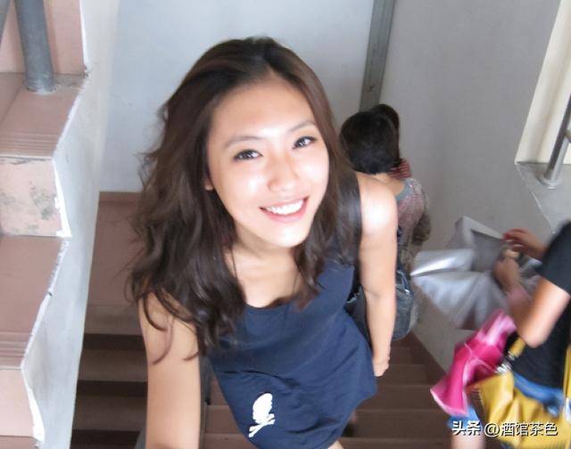 原来易建联老婆是她，美女模特是足球宝贝，36岁生俩娃身材依然好