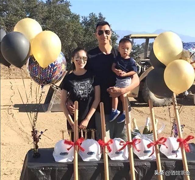 原来易建联老婆是她，美女模特是足球宝贝，36岁生俩娃身材依然好