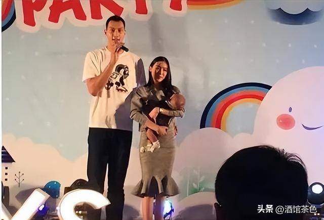 原来易建联老婆是她，美女模特是足球宝贝，36岁生俩娃身材依然好