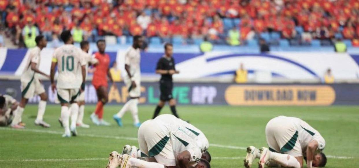 国际米兰门将帕柳卡世界杯绝世扑救成红牌关键，1994年意挪大战停区外手球惊险情景，成为94世界杯首位被罚守门员的难忘瞬间