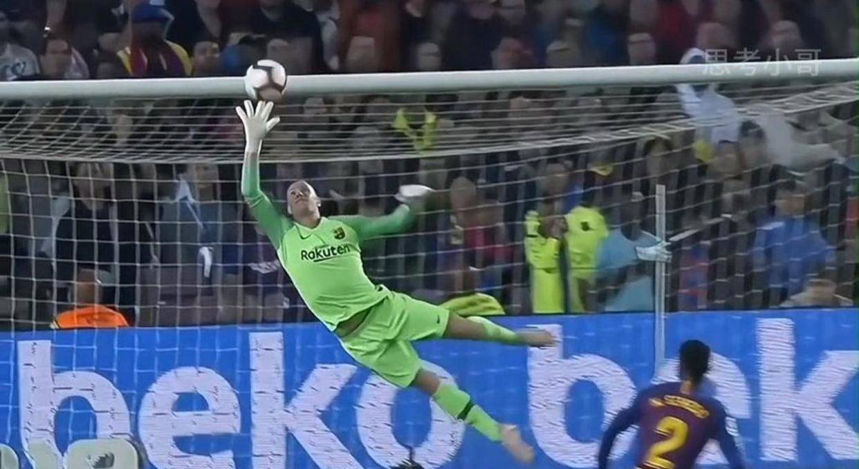 国际米兰门将帕柳卡世界杯绝世扑救成红牌关键，1994年意挪大战停区外手球惊险情景，成为94世界杯首位被罚守门员的难忘瞬间