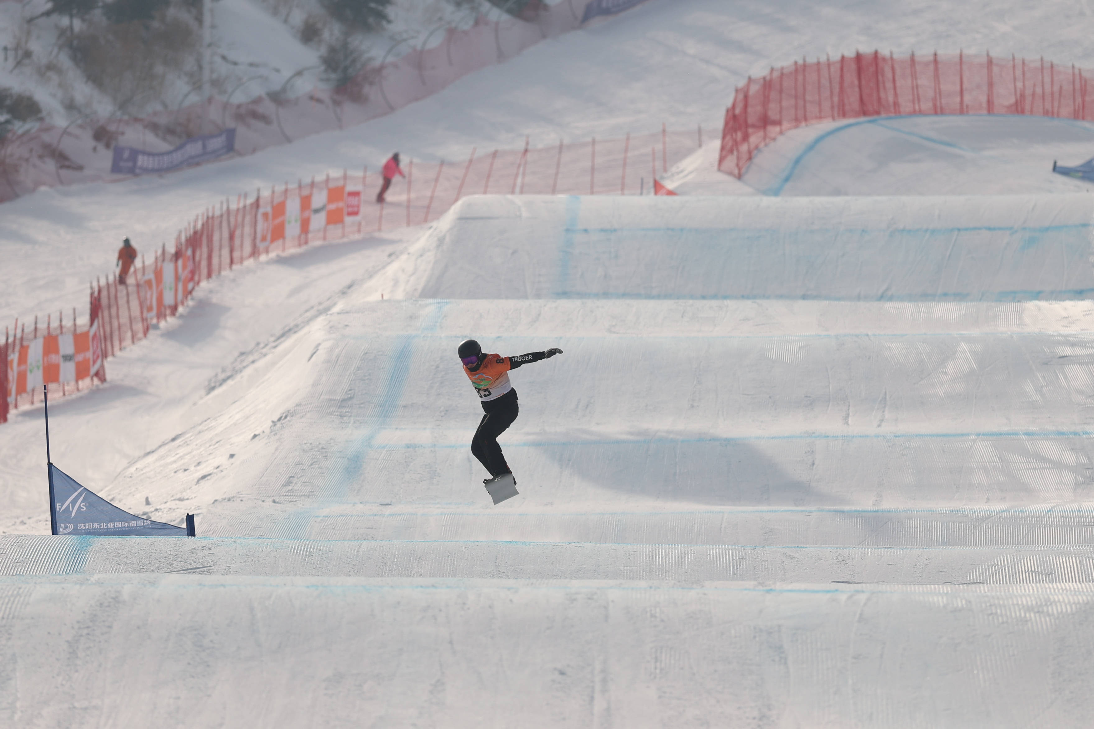 （体育）2025-2026赛季国际雪联单板滑雪障碍追逐世界杯东北亚站在沈阳开赛