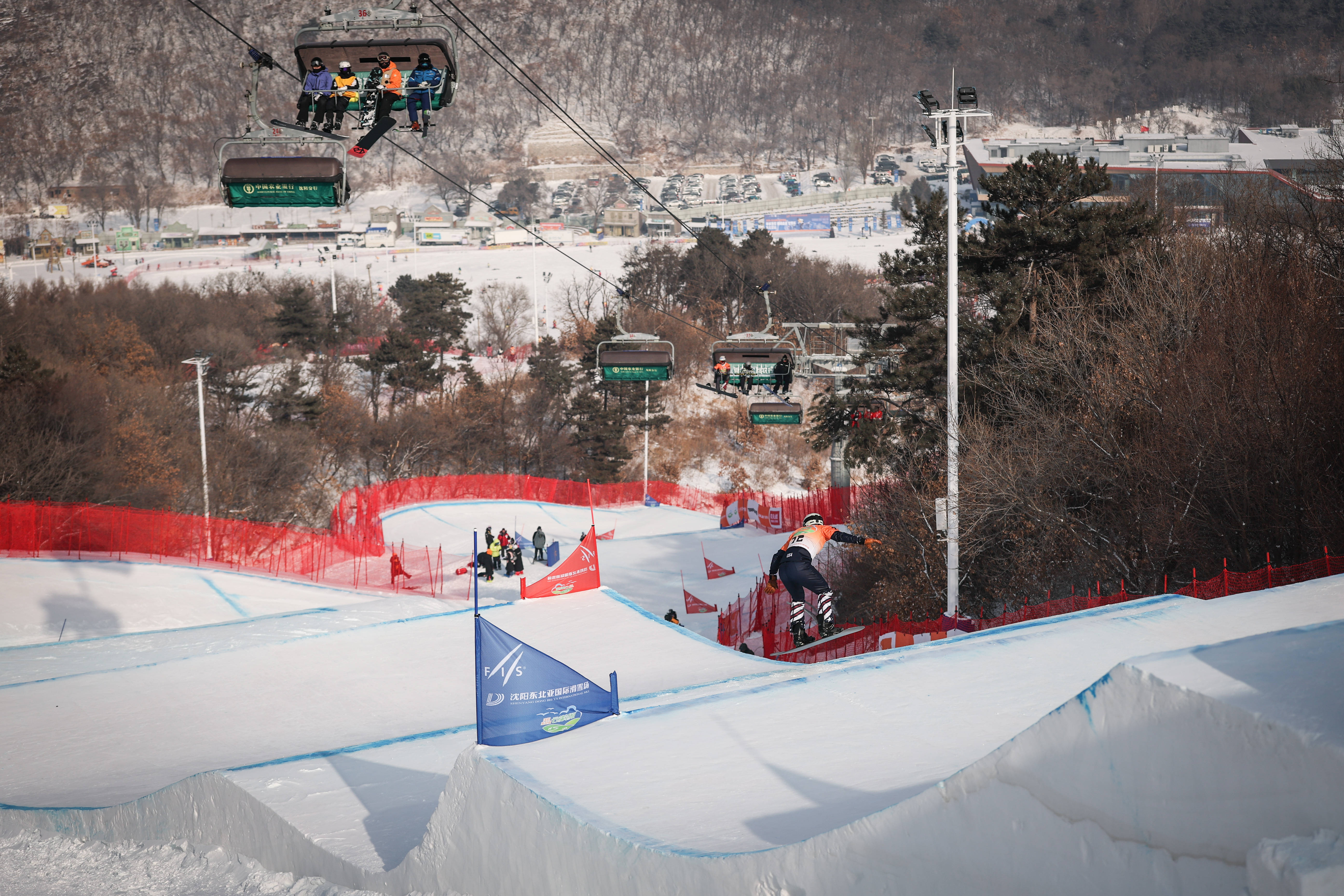 （体育）2025-2026赛季国际雪联单板滑雪障碍追逐世界杯东北亚站在沈阳开赛