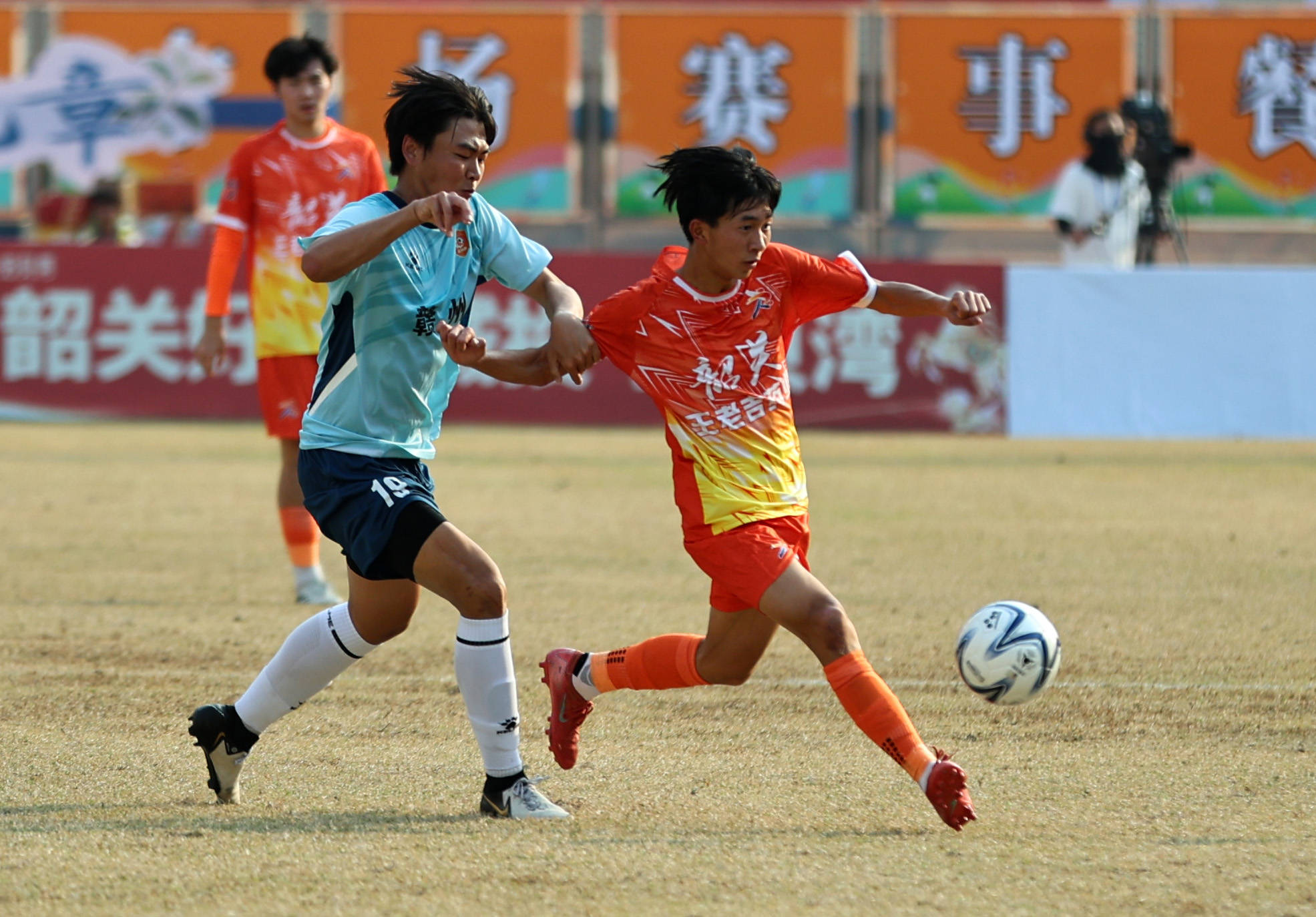 （体育）足球——韶关、赣州、郴州城市足球联赛开赛