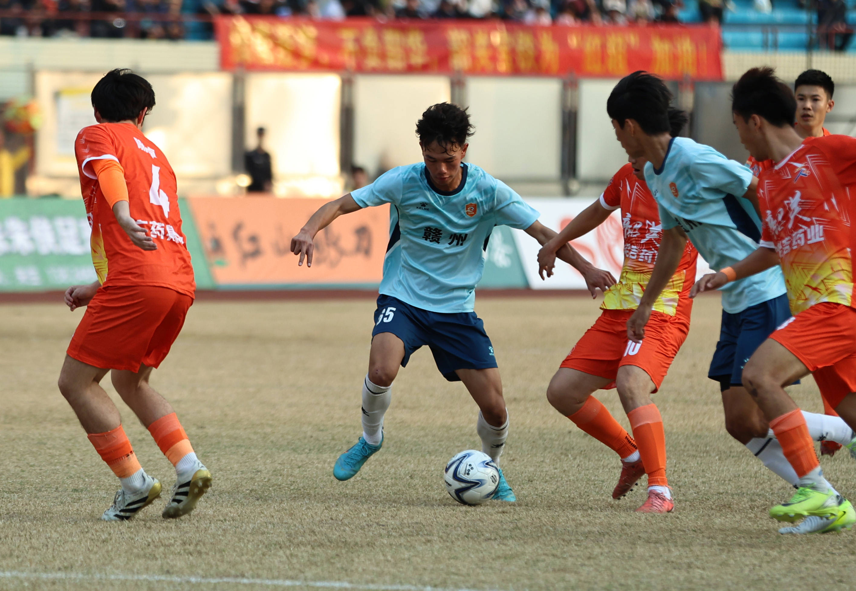 （体育）足球——韶关、赣州、郴州城市足球联赛开赛